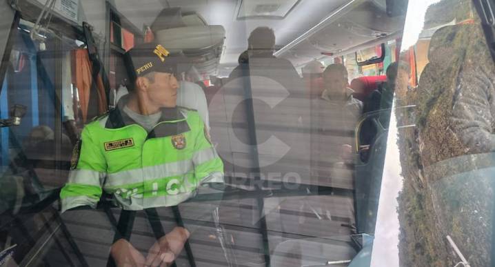 Se reanuda traslado de turistas a Machu Picchu: Policías se ven obligados a acompañar buses