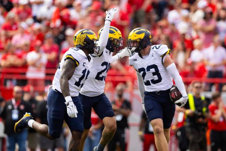 No. 21 Michigan uses 3 long TD runs to beat Nebraska 30-27, extend Huskers’ skid against Top 25 foes