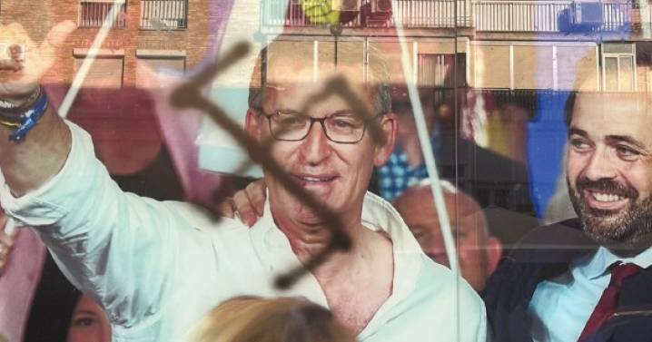 Pintan una esvástica y la palabra «mafia» en la sede del PP de Toledo