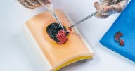 Como un pequeño laboratorio digital en Valparaíso de dos diseñadores hoy entrena a médicos creando extremidades en 3D