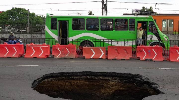 Tardó Gobierno de CDMX cinco semanas en arreglar socavón en Calzada Ignacio Zaragoza