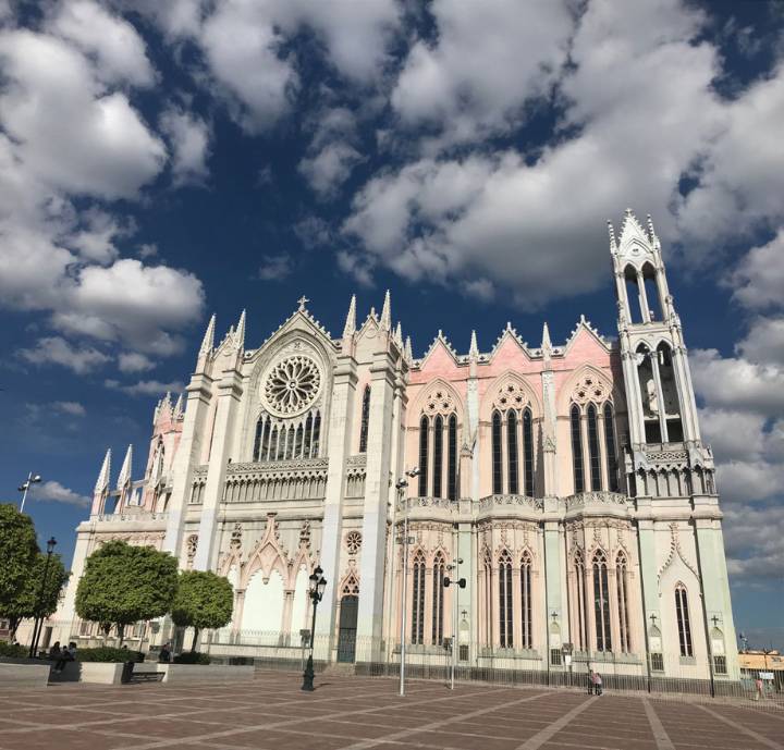 León espera derrama de 13 mil mdp por turismo y reconoce a empresarios del sector