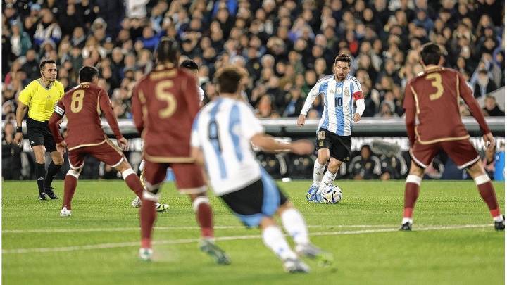 Argentina tiene la pelota, pero no encuentra el camino aún para vulnerar a Venezuela y están 0