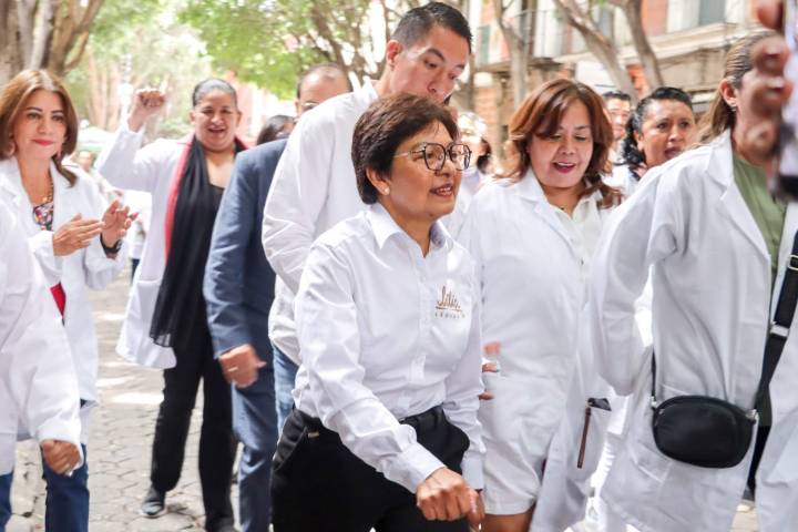 Paristas de FFyL intentan agredir a la rectora de la BUAP a su salida del Edificio Carolino