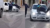 Un conductor alcoholizado se llevó en el capot a un inspector de tránsito