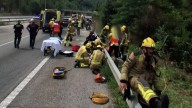 Un autocar de turistas vuelca en la autopista C-32 en Santa Susanna (Barcelona) y deja 53 heridos, tres de ellos en estado grave