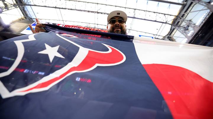 Texans have general moment of silence for "all victims of violence and natural disasters"
