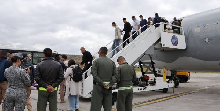 Llega el primer avión con argentinos deportados por el gobierno de Donald Trump