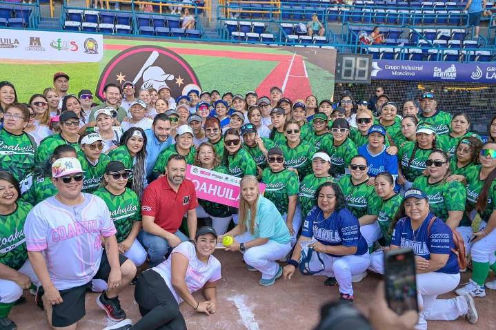 Carlos Villarreal lidera inauguración del Campeonato Nacional de Softbol Femenil en Monclova
