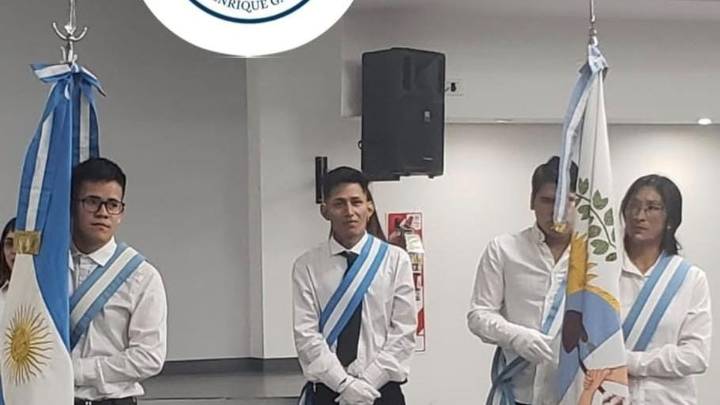 La historia de Misael, el estudiante sordo que viaja 200 kilómetros por día y logró ser abanderado
