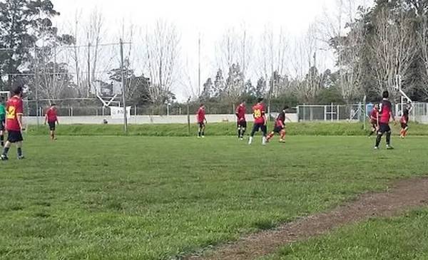 Fútbol violento y poco “Feliz”: lo expulsaron, volvió a entrar a la cancha y apuñaló a un rival