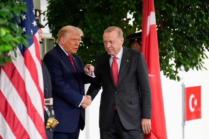Trump le dice a Erdogan que le gustaría que Turquía “dejara de comprar petróleo” a Rusia