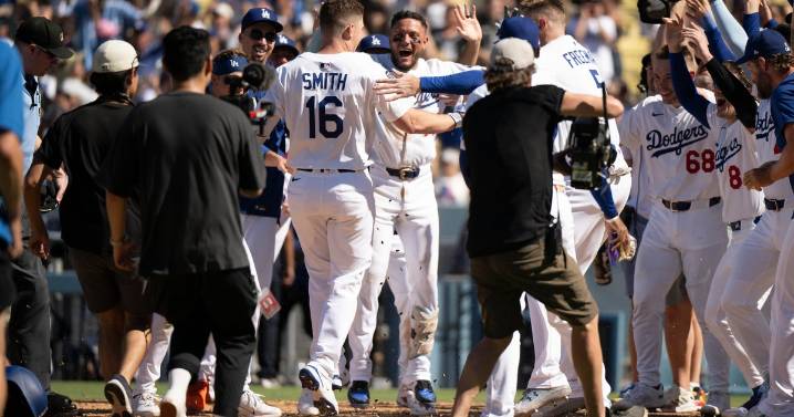 Smith's pinch-hit homer in 9th inning gives Dodgers a 5