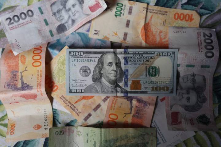 Dólar se dispara en Argentina y alcanza nuevo récord tras revés...