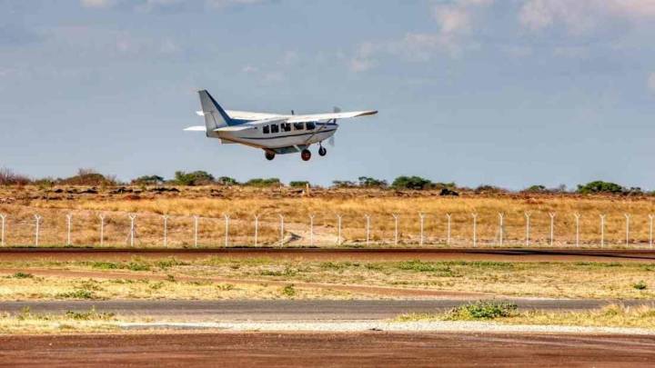 Avión en Venezuela se precipita poco después de despegar; hay dos personas heridas