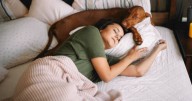 ¿Es malo que mi mascota duerma en mi cama?