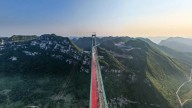 Así es el puente más alto del mundo que acaba de abrir al tráfico: soportó hasta 96 camiones encima