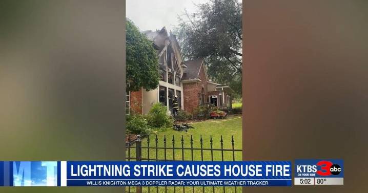 Lightning strike blamed for Southern Trace house fire
