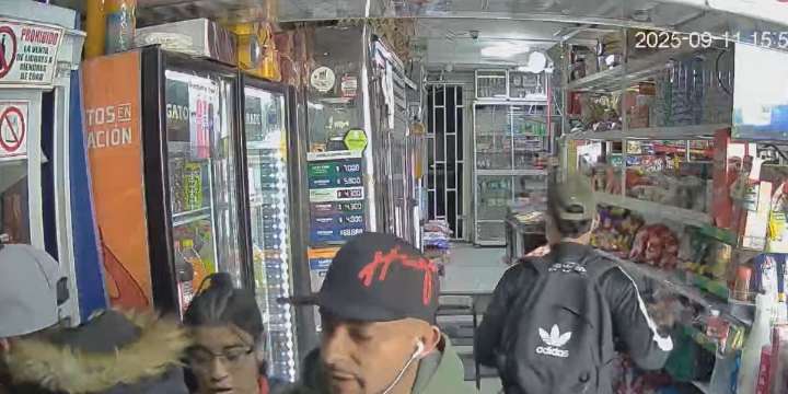 Violento atraco en Bogotá: cinco ladrones robaron dinero y productos en una tienda