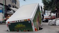 ¡Llegó hasta China! Camión de refrescos cae en socavón en la colonia Renovación Iztapalapa