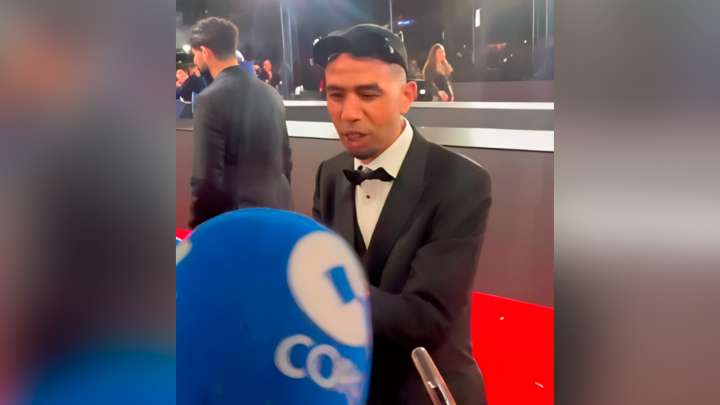 El gesto del padre de Lamine Yamal a la salida de la gala del Balón de Oro dando palmas: "¡El próximo año!"
