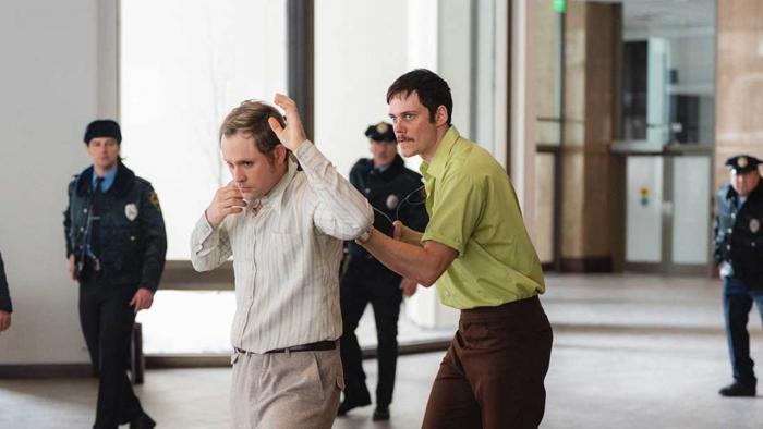 TIFF 2025 Review: Bill Skarsgard Holds a Man Hostage in the Slick Crime Caper ‘Dead Man's Wire’