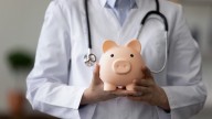 ¿Trabajas en salud? Estas ciudades pagan los sueldos más altos en EE.UU.