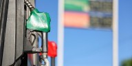 Gasolina seguirá en máximo 24 pesos por litro