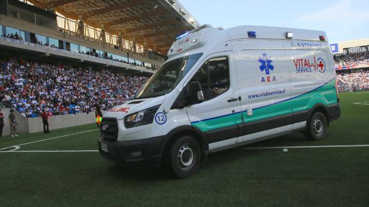 Fueron sacados en ambulancia: "Pato" Toledo se desploma en el Claro Arena y jugadores de La Serena protagonizan fuerte choque