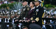 Con izamiento a la bandera, Sheinbaum da inicio a Desfile Militar en el Zócalo