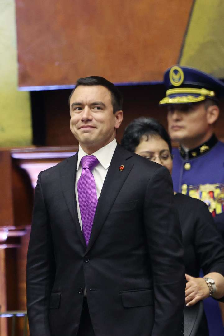 Dos explosiones en sur y centro de Ecuador dejan un muerto y diez embarcaciones calcinadas