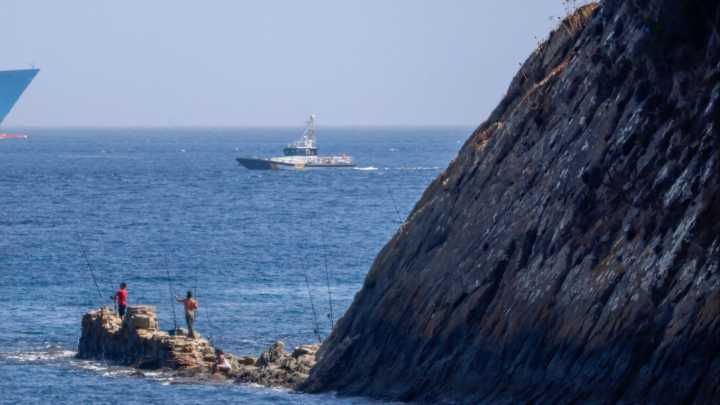 Muere un tripulante de una narcolancha al chocar en aguas del Estrecho de Gibraltar con una embarcación de la Guardia Civil
