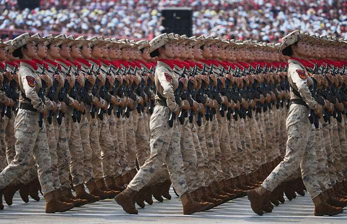 Exhibe China poderío militar en desfile