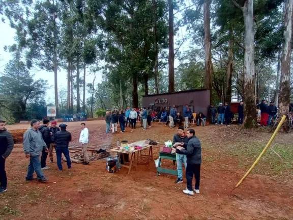 Cesanteados de Tapebicuá acampan y rechazan propuesta de recibir el 30% del salario