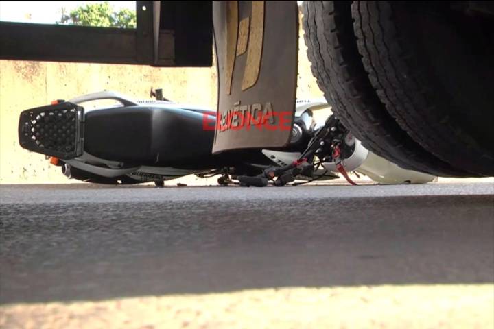 Accidente en avenida Almafuerte: una motociclista resultó herida tras chocar a un auto
