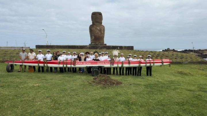 Buque escuela “Esmeralda” llegó con canoas polinésicas gigantes a Isla de Pascua
