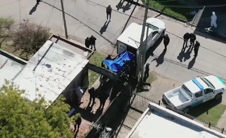 Allanaron un búnker en Isidro Casanova en busca de “Pequeño J”: secuestraron una pistola y 50 balas