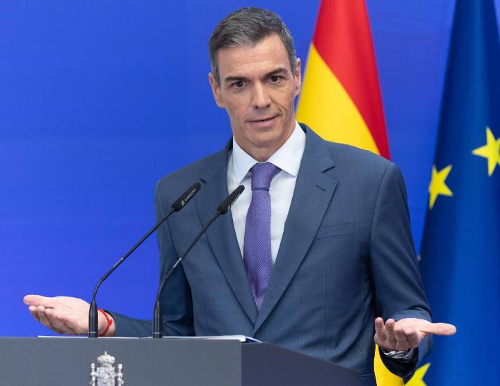 Sánchez critica a Tellado por solicitar "cavar la fosa" del Gobierno, considerándolo un insulto a las víctimas de la Guerra Civil