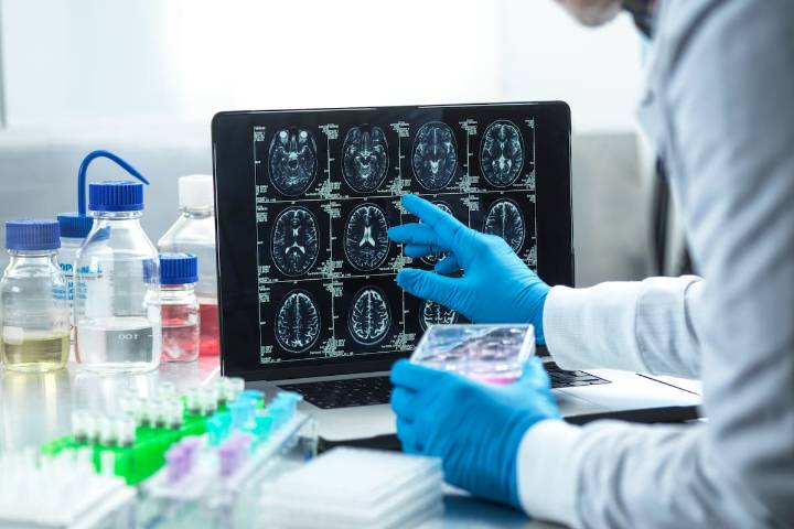 Uno de ellos es beber vino: ciencia revela 3 hábitos para reducir el riesgo de demencia