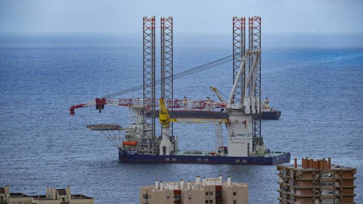 El gigante chino autoelevable 'Bo Quiang' descansa en la bahía del Puerto de Las Palmas