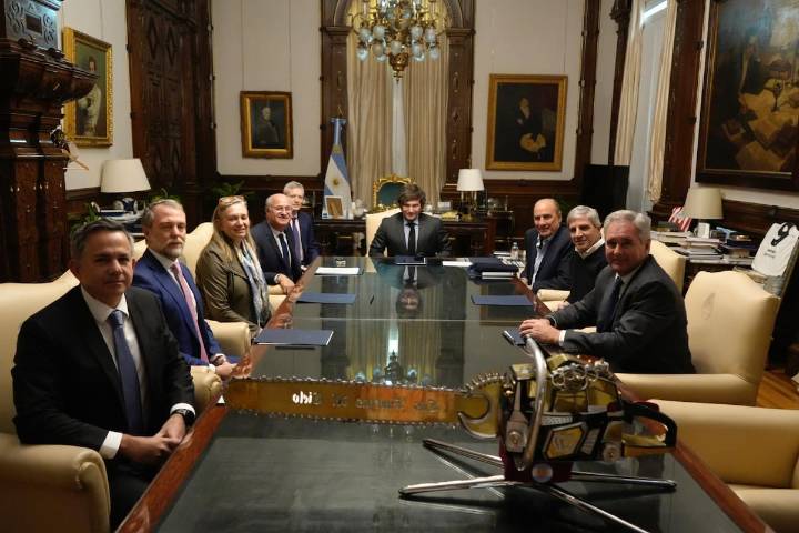 Jornada frenética. El "doble turno” del Presidente, múltiples reuniones y un almuerzo con "Toto" Caputo