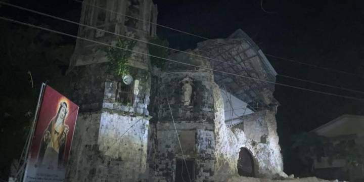 Se derrumbó la iglesia de Santa Rosa de Lima: fuerte sismo en Filipinas dañó el recinto