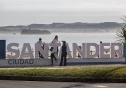 Las letras de 'Santander', en El Sardinero, pasan por cirugía