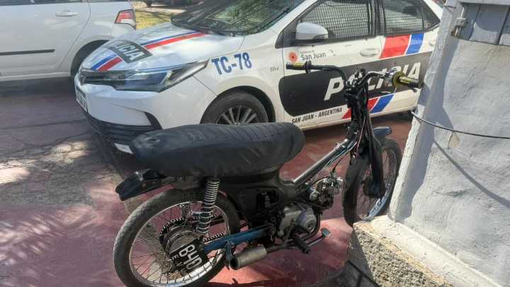 Un intento de robo terminó en persecución, secuestro de una moto y un ladrón fugado