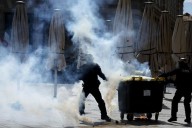 Más de 350 arrestados, carreteras bloqueadas y quema de contenedores: lo que se sabe de las protestas en Francia