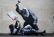 Banksy reaparece con un mural de un juez golpeando a un manifestante y las autoridades lo tapan