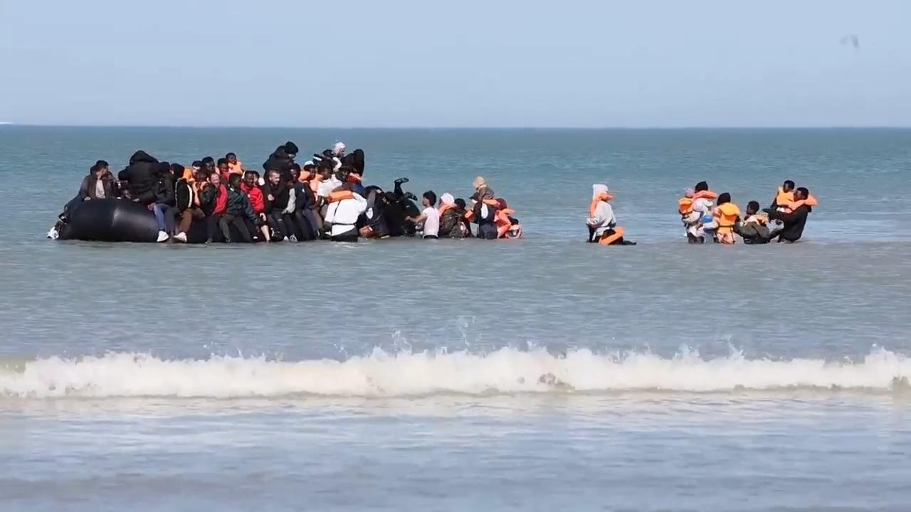 Migrants crowd into small dinghy attempting to leave France for UK