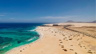Más cabras que personas y playas de otro mundo: así es la isla más antigua de España