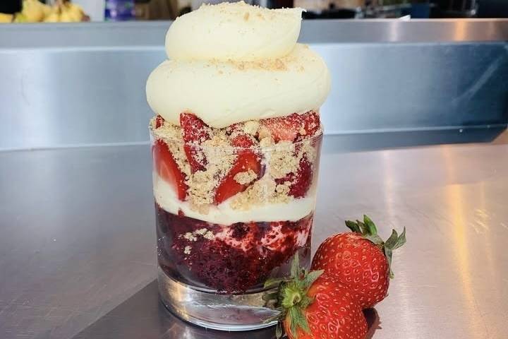 Midnight ice cream sundae store Scoop N ...