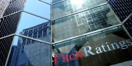 Fitch baja calificación de deuda a Francia por situación política y presupuestaria